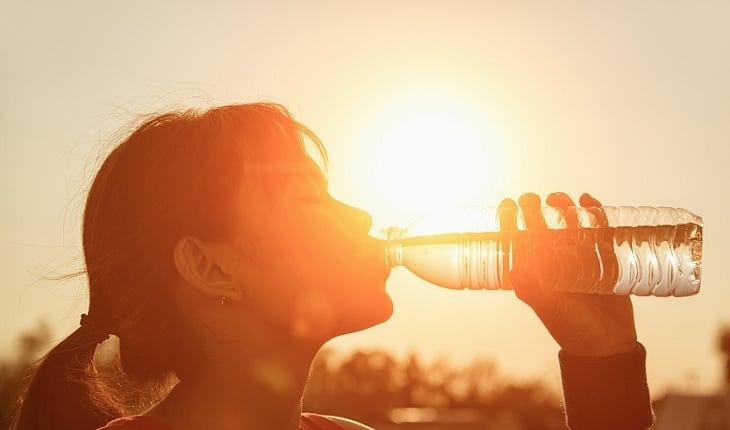 Calor extremo coloca mais de 1,2 mil cidades em alerta; especialistas reforçam a importância da hidratação, especialmente para idosos