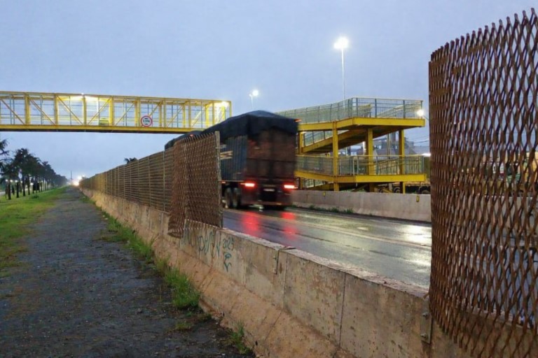 Vandalismo em barreiras de passarelas preocupa concessionária na BR-163 em Mato Grosso