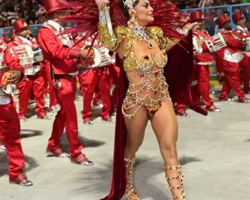 Segunda noite do Grupo Especial do Rio emociona com homenagens a Rita Lee, Mestre Ciça e Carolina Maria de Jesus