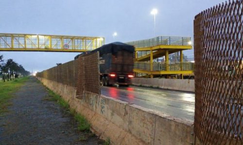 Vandalismo em barreiras de passarelas preocupa concessionária na BR-163 em Mato Grosso
