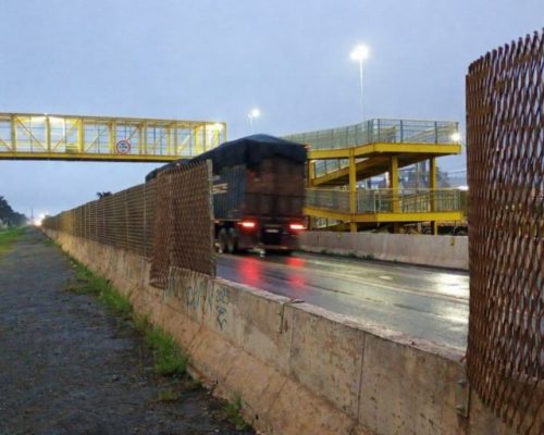 Vandalismo em barreiras de passarelas preocupa concessionária na BR-163 em Mato Grosso