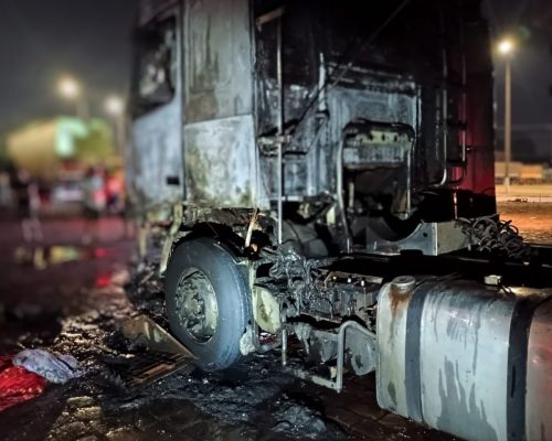 Corpo de Bombeiros combate incêndio em caminhão trator em Campo Verde