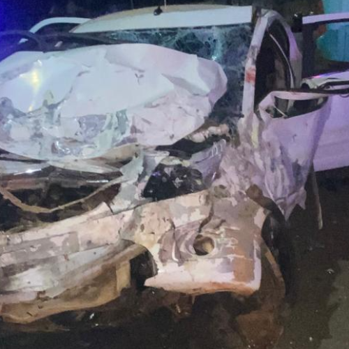 Acidente com ônibus: Bombeiros resgatam motorista preso às ferragens e socorrem quatro feridos