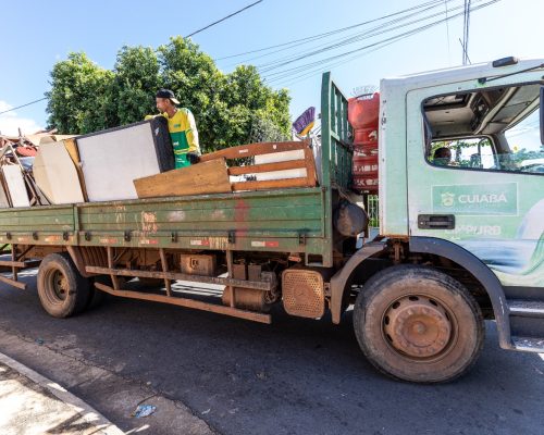 Prefeitura percorre 15 bairros com operação Cata-treco esta semana