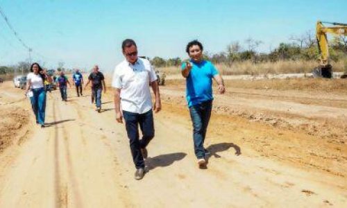 Botelho vistoria obras de pavimentação no Osmar Cabral e Coxipó do Ouro