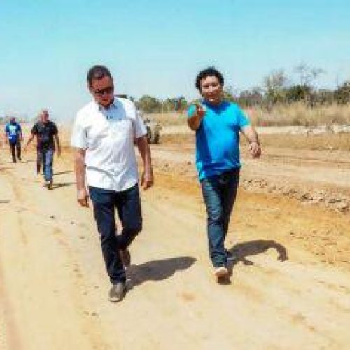 Botelho vistoria obras de pavimentação no Osmar Cabral e Coxipó do Ouro