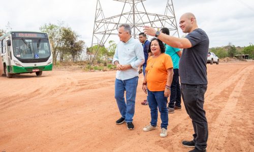 Prefeito entrega patrolamento na estrada do Linhão, anuncia iluminação e asfalto no Pedra 90