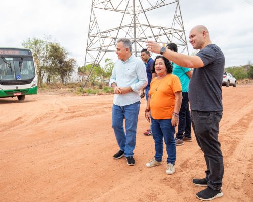 Prefeito entrega patrolamento na estrada do Linhão, anuncia iluminação e asfalto no Pedra 90