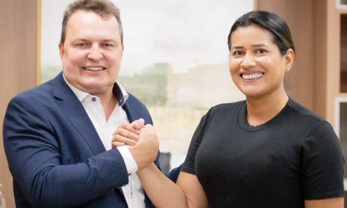 Prefeita de Santo Antônio de Leverger troca PSB pelo Podemos em ato com multidão em Cuiabá