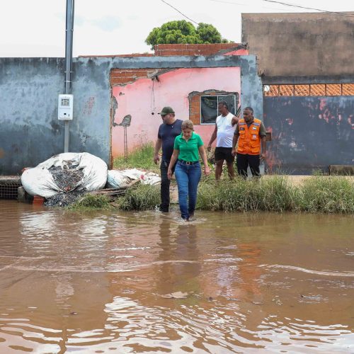Várzea Grande decreta emergência após chuvas e alagamentos atingirem o bairro Joaquim Curvo