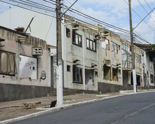 Abandono e medo: Ilha da Banana vira território sem lei no centro de Cuiabá