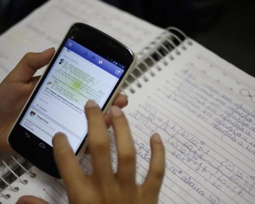 Várzea Grande sanciona lei que proíbe celulares nas escolas municipais para garantir foco e melhorar aprendizado