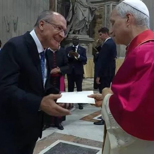 Alckmin entrega ao Papa convite para visitar o Brasil durante a COP30