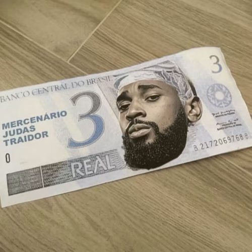 Torcida do Flamengo protesta contra Gerson no embarque para o Mundial: “Traidor”