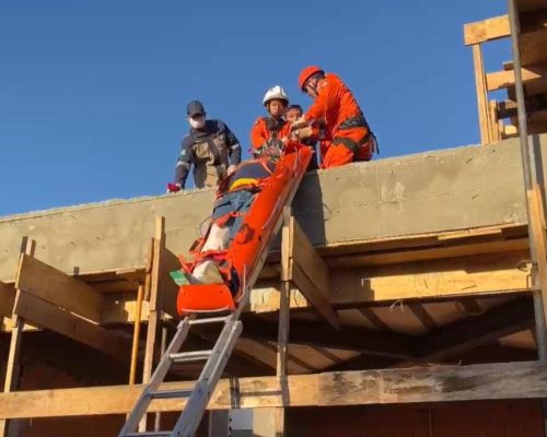 Corpo de Bombeiros resgata vítima de queda de 3 metros usando escada prolongável