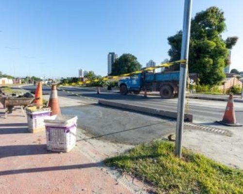 Prefeitura inicia construção de faixas elevadas na Av. Parque do Barbado para reduzir acidentes