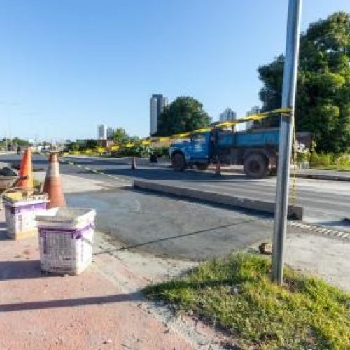 Prefeitura inicia construção de faixas elevadas na Av. Parque do Barbado para reduzir acidentes