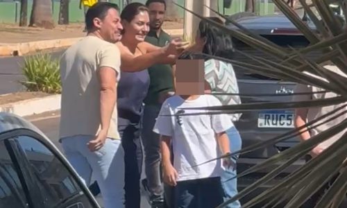 Michelle leva bolo com fotos dos filhos para Bolsonaro no Dia dos Pais