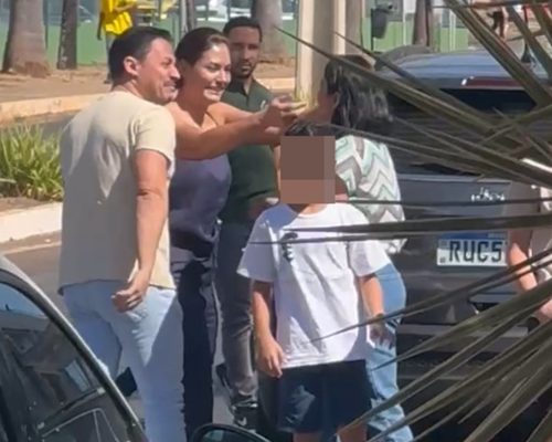 Michelle leva bolo com fotos dos filhos para Bolsonaro no Dia dos Pais