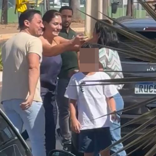 Michelle leva bolo com fotos dos filhos para Bolsonaro no Dia dos Pais