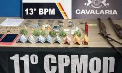 Cavalaria da PM prende três faccionados com 49 porções de entorpecentes, armas e munições