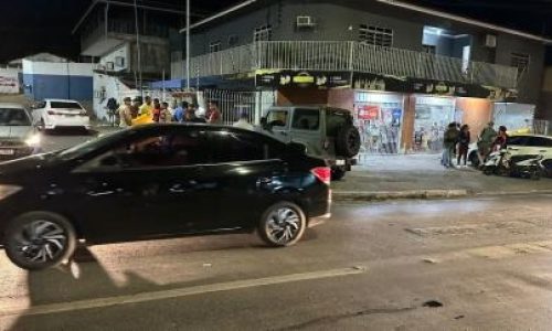 Entregador perde perna em acidente grave ao bater em carro e atingir pedestre em Cuiabá