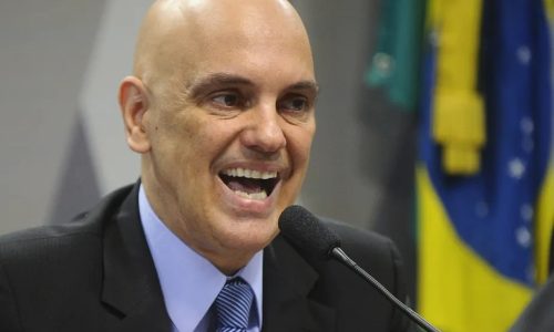 Alexandre de Moraes afirma que julgamento de Bolsonaro seguirá: “Não há a menor possibilidade de recuar um milímetro sequer”
