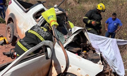 Bombeiros retiram vítima presa às ferragens de veículo após grave acidente na MT-473