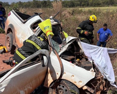 Bombeiros retiram vítima presa às ferragens de veículo após grave acidente na MT-473