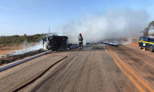 Bombeiros combatem incêndio em carreta tombada na rodovia BR-070