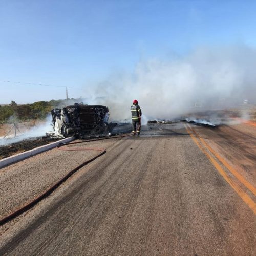 Bombeiros combatem incêndio em carreta tombada na rodovia BR-070