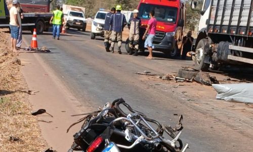 Corpo de Bombeiros atua em acidente de trânsito envolvendo duas carretas, um veículo de passeio e duas motocicletas