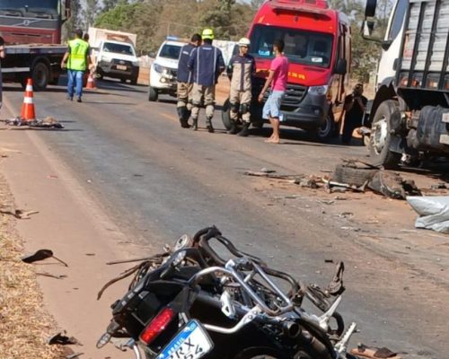 Corpo de Bombeiros atua em acidente de trânsito envolvendo duas carretas, um veículo de passeio e duas motocicletas