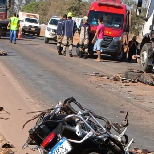 Corpo de Bombeiros atua em acidente de trânsito envolvendo duas carretas, um veículo de passeio e duas motocicletas