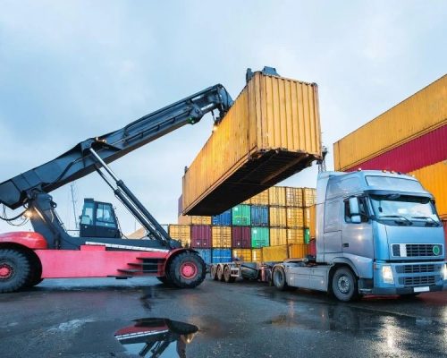 Tarifaço dos EUA deixa 400 contêineres de madeira encalhados em Mato Grosso