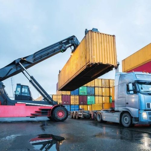 Tarifaço dos EUA deixa 400 contêineres de madeira encalhados em Mato Grosso