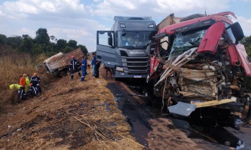 Colisão entre quatro caminhões deixa um homem ferido em Primavera do Leste