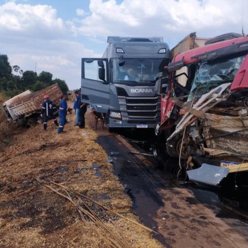 Colisão entre quatro caminhões deixa um homem ferido em Primavera do Leste
