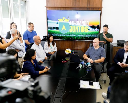 “Entre fusões e demissões, Cuiabá se pergunta: quem será o próximo secretário?”