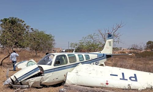 Avião de pequeno porte cai em pista do aeródromo municipal