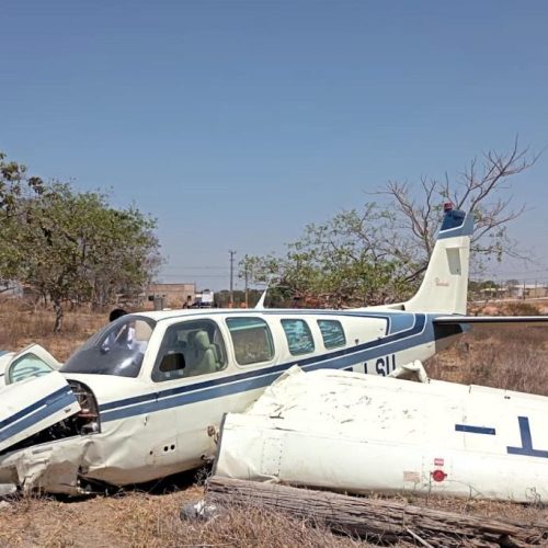 Avião de pequeno porte cai em pista do aeródromo municipal
