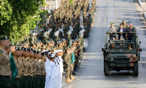 Milhares celebram a Independência com desfile cívico-militar em Cuiabá