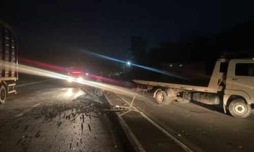 Motorista derruba poste e foge deixando carro em avenida