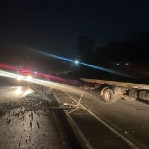 Motorista derruba poste e foge deixando carro em avenida