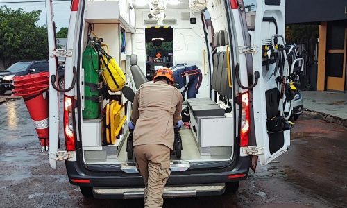 Bombeiros militares orientam família por telefone e salvam bebê engasgado