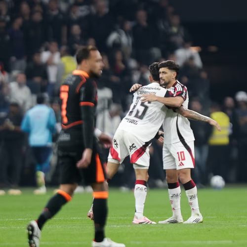 Flamengo reage no segundo tempo, vira sobre o Corinthians e confirma favoritismo no Brasileirão