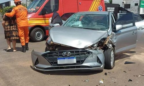 Corpo de Bombeiros presta socorro às vítimas de acidente entre veículo e caminhonete