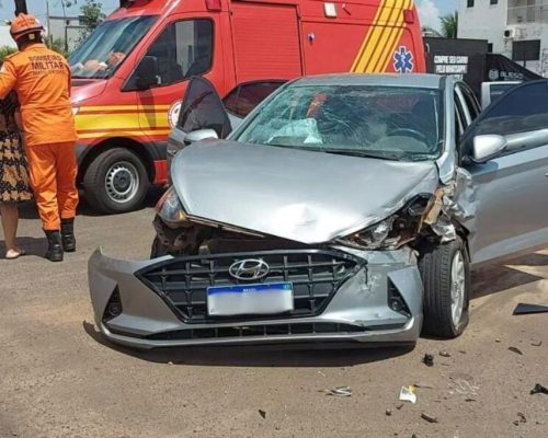 Corpo de Bombeiros presta socorro às vítimas de acidente entre veículo e caminhonete