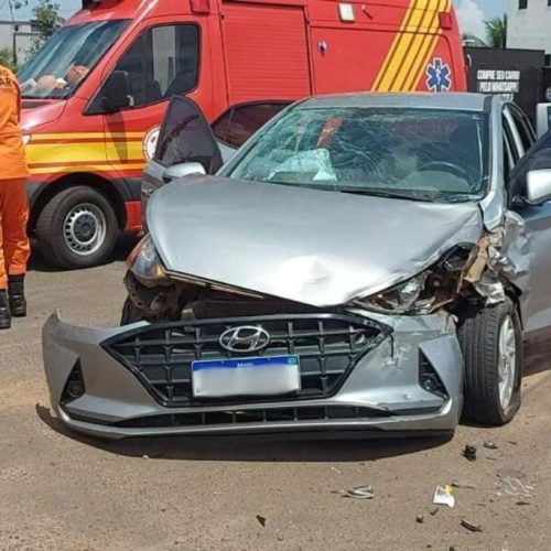 Corpo de Bombeiros presta socorro às vítimas de acidente entre veículo e caminhonete