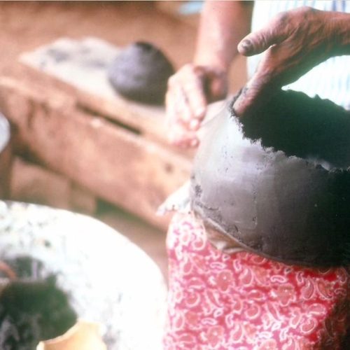 Bombeiros empregam mais de 80 mil litros de água para extinguir incêndio de grandes proporções em madeireira